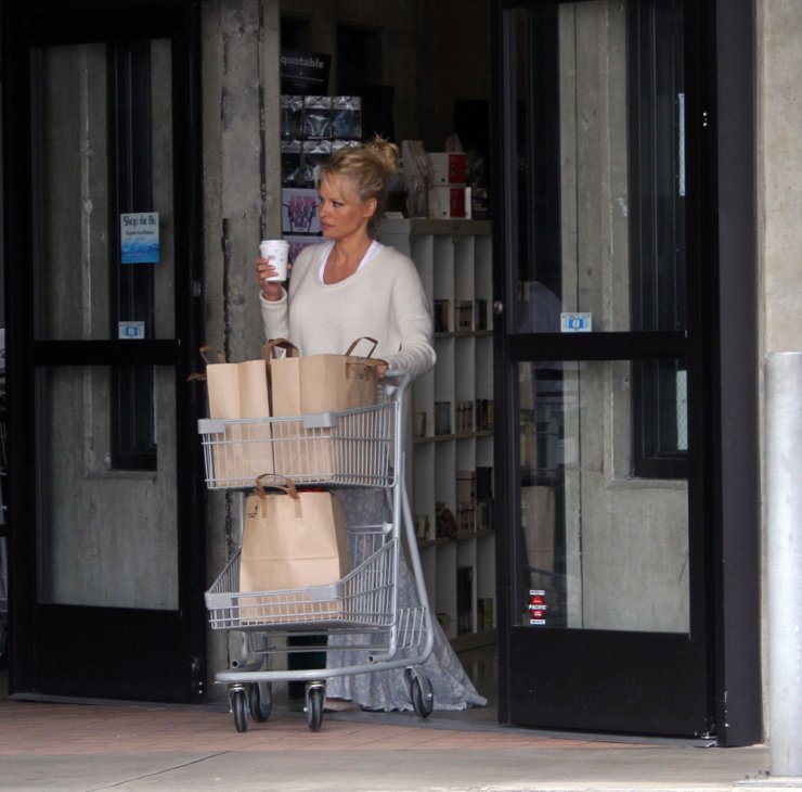 Η σεξοβόμβα Pamela Anderson σε supermarket!