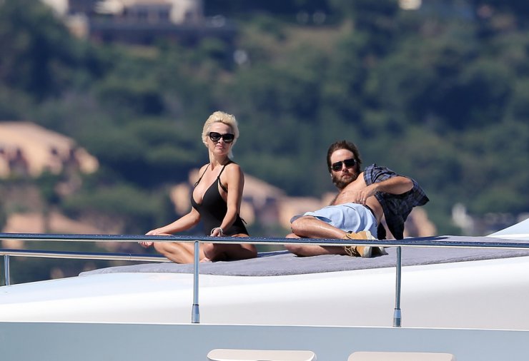 Χαλαρές στιγμές για την Pamela Anderson [εικόνες]