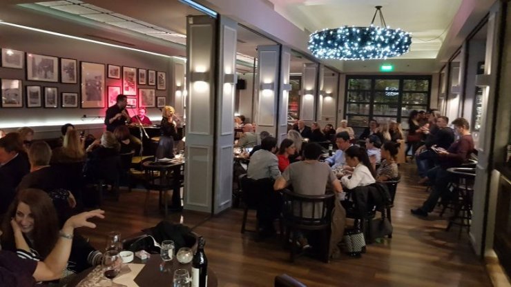 Μάγεψε με την φωνή της η Παμπίνα Κοντέα σε στέκι στην Αθήνα