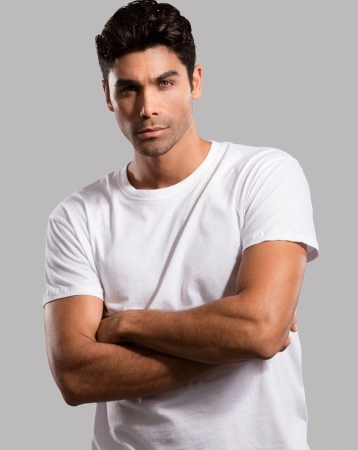 Παναγιώτης Βασιλάκος: Δείτε τον μαζί με την κούκλα σύντροφό του σε γυμνή φωτογράφηση