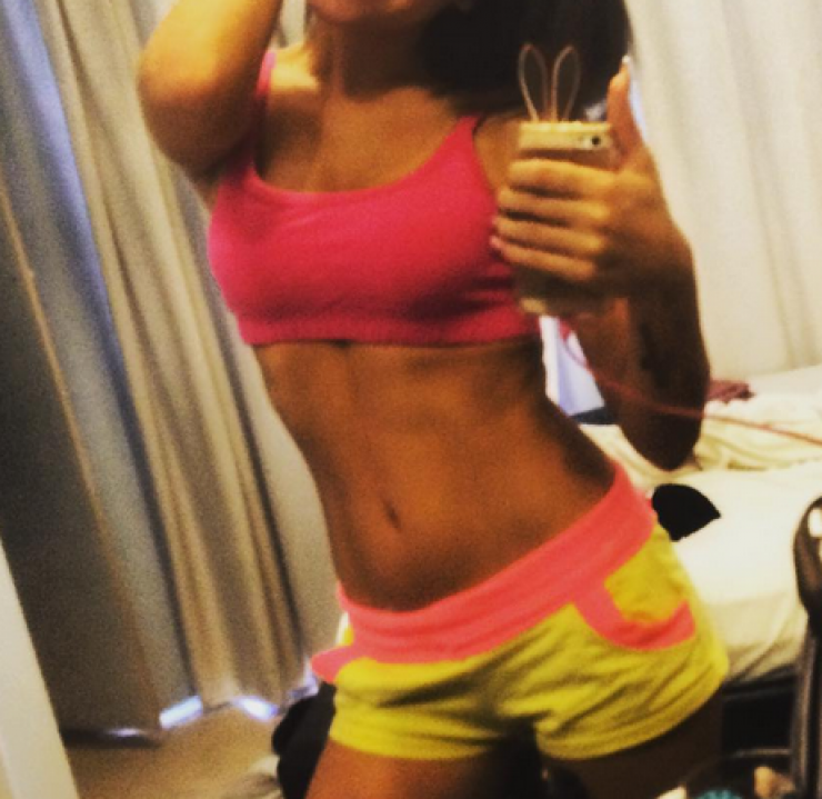 Κύπρια τραγουδίστρια μας δείχνει τους κοιλιακούς της και “τρελαίνει” το Instagram!