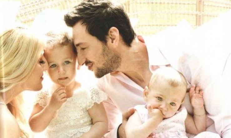 Ο Πάνος Καλίδης φωτογραφίζεται με την οικογένειά του