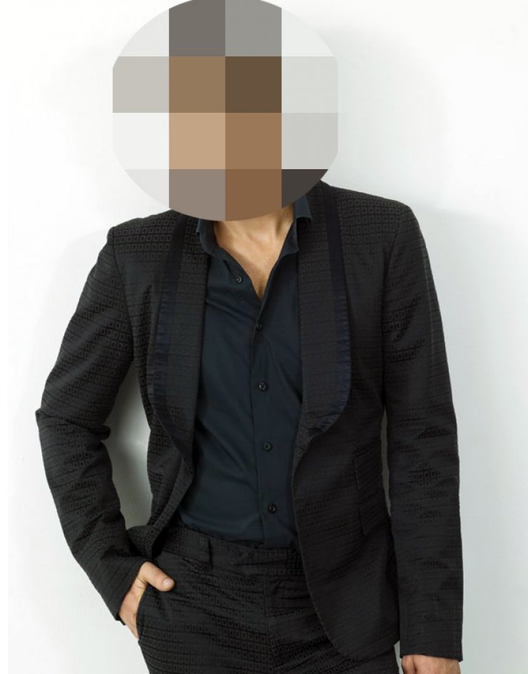 Γνωστός Έλληνας τραγουδιστής ανεβαίνει τα σκαλιά της εκκλησίας 