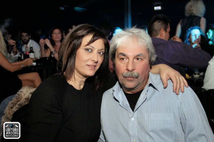 Η κίνηση της οικογένειας του Παντελίδη που συγκίνησε όλους τους παρευρισκόμενους κάτω από το σπίτι του