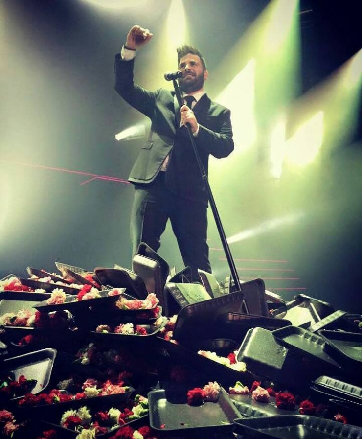 Θα ανατριχιάσετε! Δείτε τι έγραψαν στους τοίχους του νεκροταφείου για τον Παντελίδη!