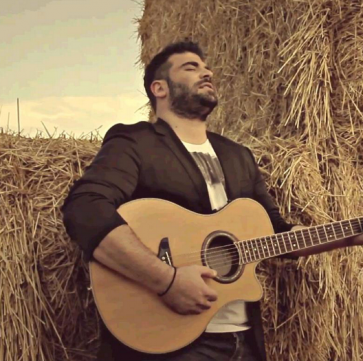 Απίστευτο! Δείτε το σωσία του Παντελίδη που βρέθηκε στο μνημόσυνο του τραγουδιστή!