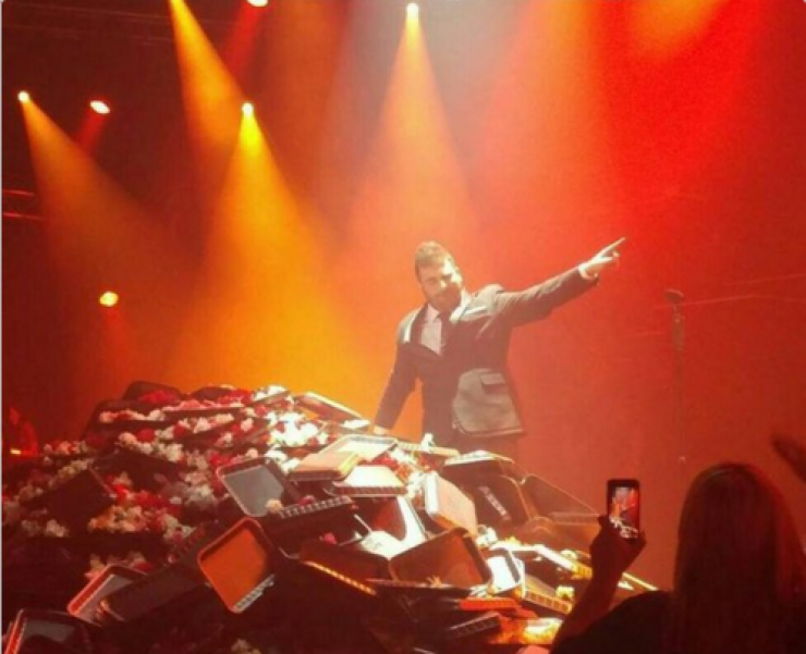 Η επίσημη απάντηση του νυχτερινού μαγαζιού για το “βουνό” από λουλούδια στον Παντελίδη!