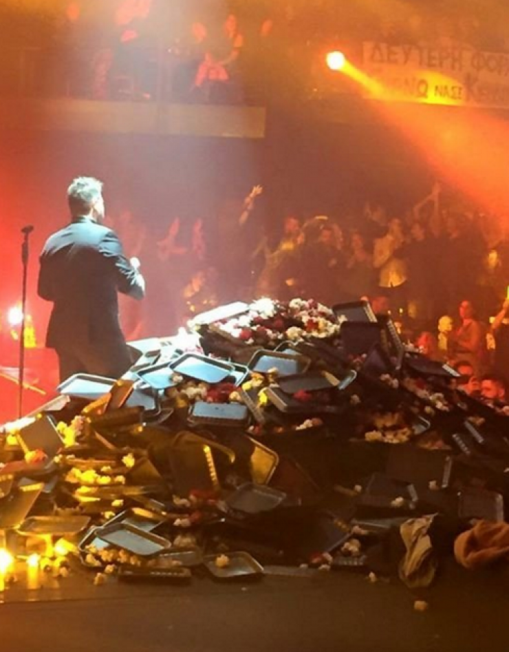 “Βουνό” τα λουλούδια που έριξαν στον Παντελή Παντελίδη!