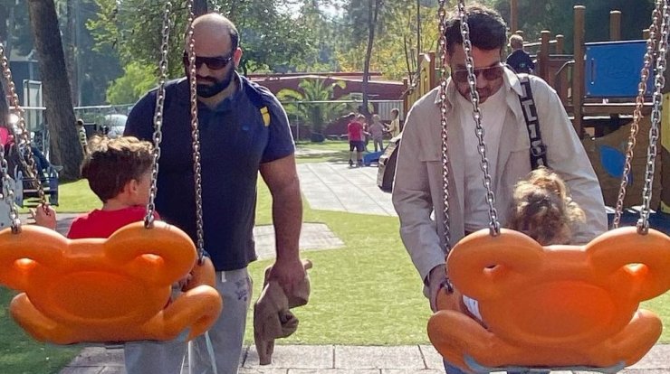 Γνωστός Έλληνας αποκαλύπτεται για τη σχέση με τον σύντροφό του και τα παιδιά τους [εικόνες & βίντεο]