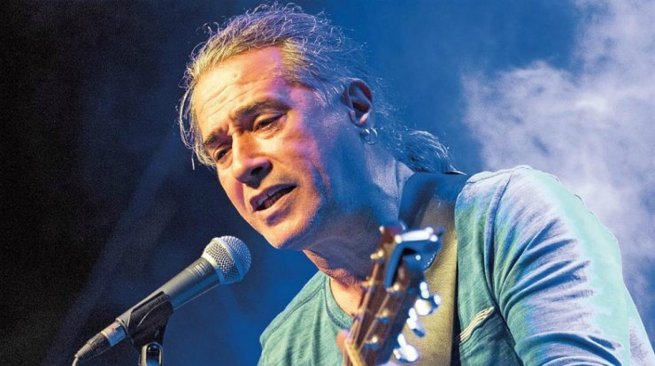 Ο Παντελής Θαλασσινός τραγουδά για την "Αροδαφνούσα"