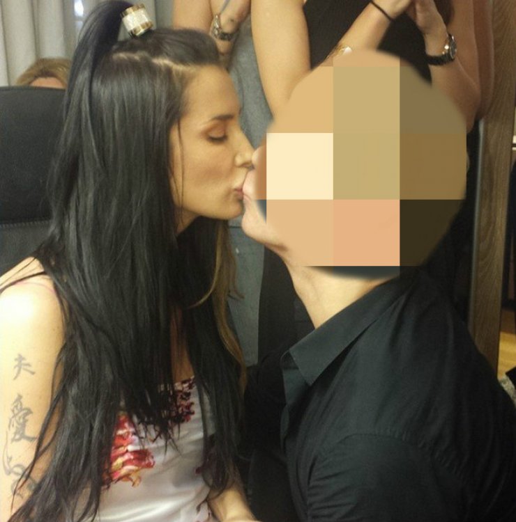 Ποιον φιλάει η Πάολα στο στόμα και κλέβει τα φλάς;