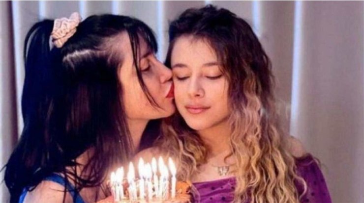 Δείτε την Πάολα να ξεφαντώνει με την κόρη της στα μπουζούκια πάνω στη σκηνή [βίντεο]