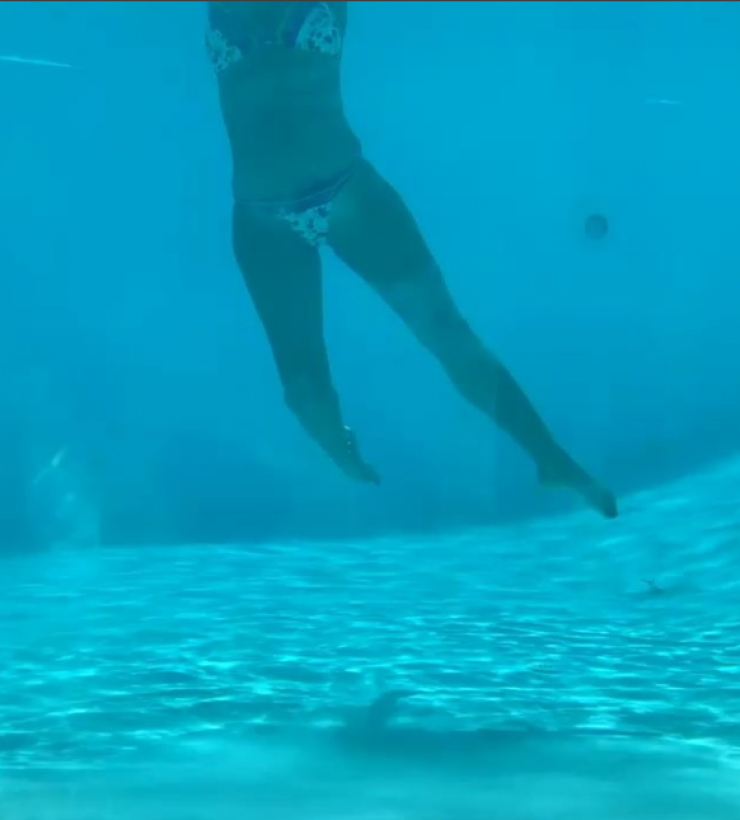 Επώνυμη Ελληνίδα χορεύει με μπικίνι στα 48 της χρόνια στο βυθό τρελαίνοντας τους διαδικτυακούς της φίλους!