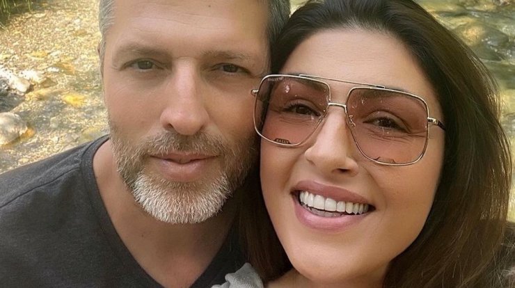 Έλενα Παπαρίζου: Αποκάλυψε τι δεν παραλείπει να κάνει ο σύζυγός της κάθε πρωί 