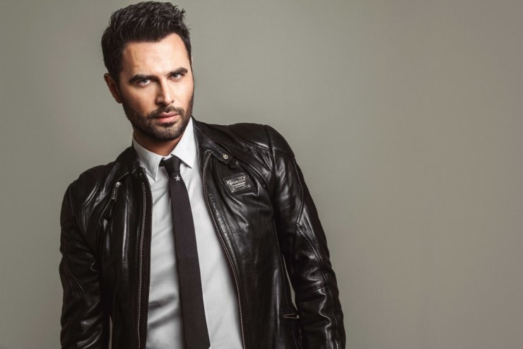 Δείτε τη γοητευτική Κύπρια σύντροφό του Γιώργου Παπαδόπουλου να σβήνει τη γενέθλια τούρτα της