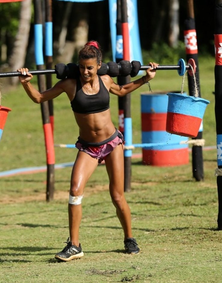 Μπουνιές και κλωτσιές από την Ειρήνη Παπαδοπούλου!