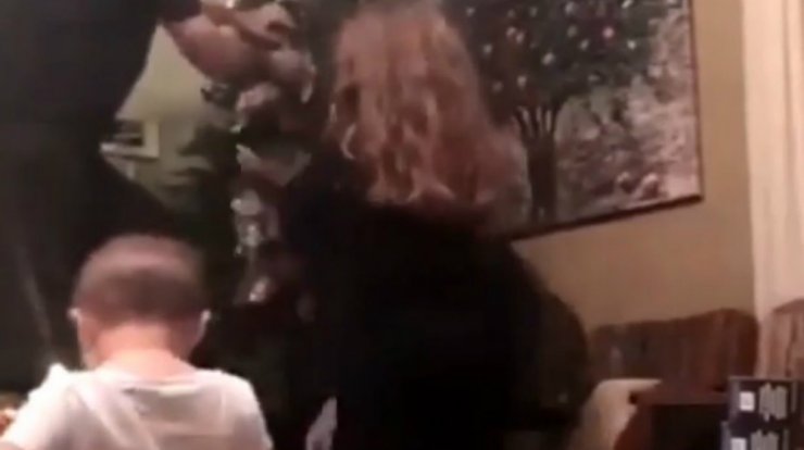 Ότι πιο όμορφο θα δεις σήμερα! Ζευγάρι της ελληνικής showbiz στόλισε το δέντρο παρέα με τα παιδάκια του! [βίντεο]