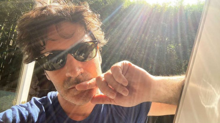 Ο Χριστόφορος Παπακαλιάτης μοιράστηκε το πιο σέξι βίντεο σε καραντίνα! 