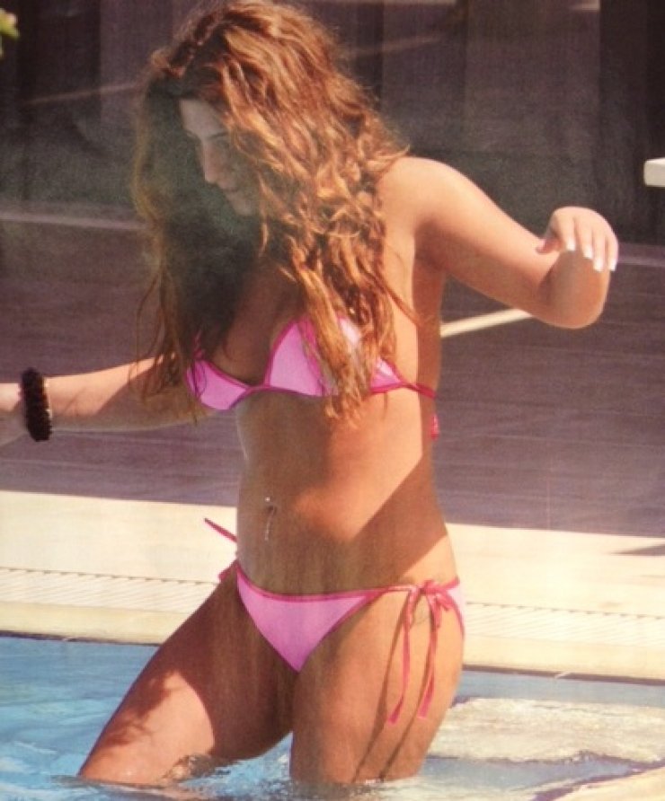 Έλενα Παπαρίζου: Με αποκαλυπτικό μαγιό φιγουράρει το νέο της κορμί