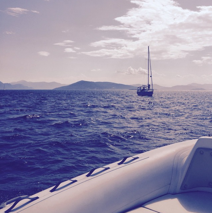 Ελληνίδα τραγουδίστρια κάνει βόλτα με φουσκωτό και απολαμβάνει αυτή τη θέα!