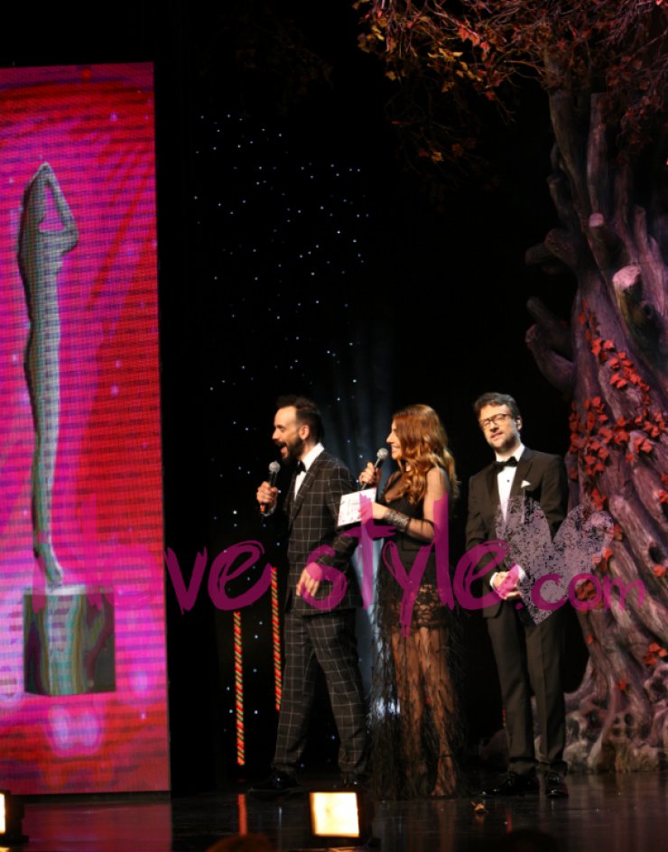 Το όμορφο στιγμιότυπο των Μουζουράκη, Παπαρίζου, Μαραβέγια στη σκηνή των "Madame Figaro Γυναίκες της χρονιάς 2016" [βίντεο]