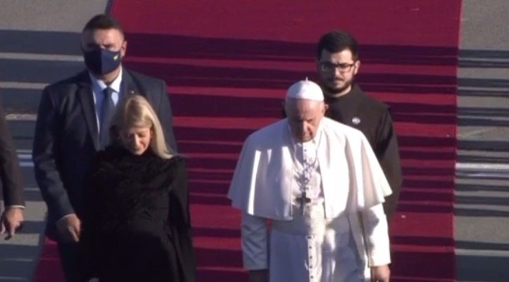 Έφτασε στην Κύπρο ο Πάπας Φραγκίσκος – Με total black outfit τον υποδέχθηκε στο αεροδρόμιο η Αννίτα Δημητρίου