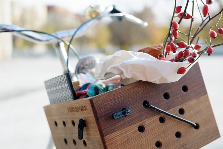 Ξύλινο καλάθι στο ποδήλατο