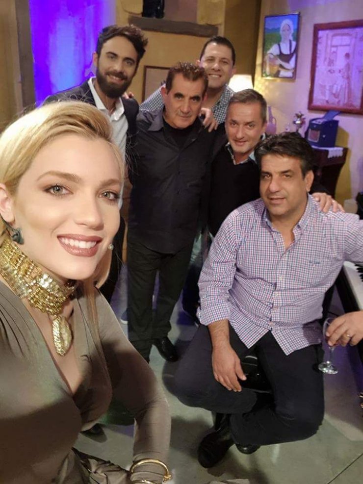 Δεν θα πιστεύετε τι έκαναν στα παρασκήνια της "Παραδοσιακής Βραδιάς" ο Μάριος Πρίαμος και η Άντρη Καραντώνη 