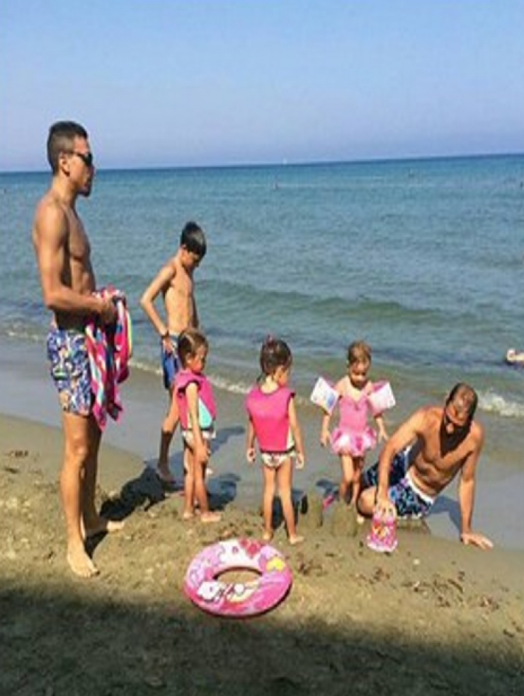 Κωνσταντίνος Χαραλαμπίδης - Γιάννης Οκκάς: Σε παραλία της Λάρνακας μαζί με τις οικογένειες τους!