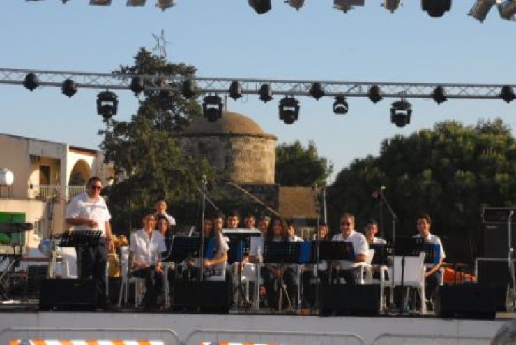 Βραδιά αλληλεγγύης και στο Παραλίμνι η χθεσινή 