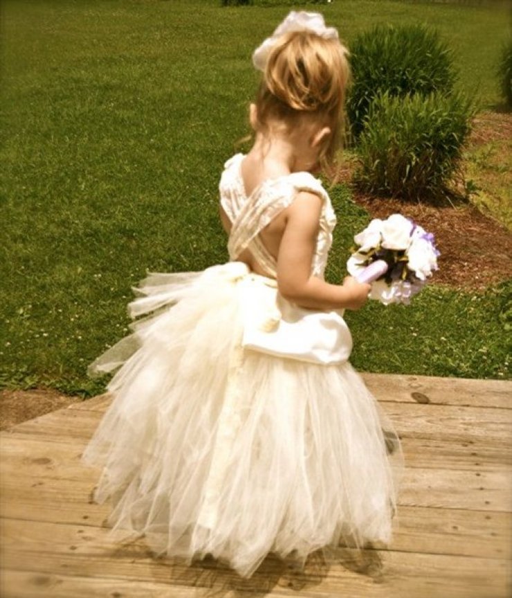 Το παρανυφάκι φιλάει καλύτερα από τη νύφη [εικόνα]