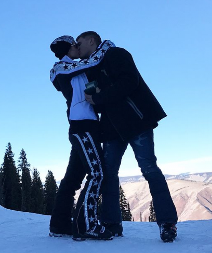 Δεν έχετε δει μεγαλύτερο μονόπετρο! Η πρόταση γάμου σε επώνυμη που "έριξε" το διαδίκτυο!