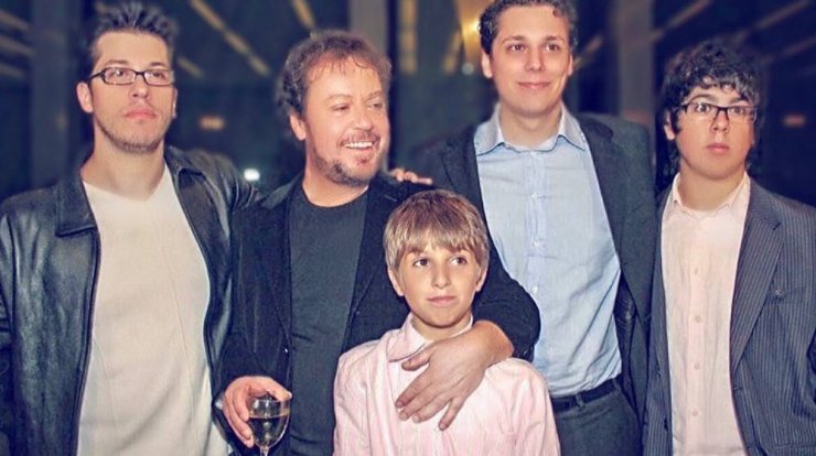 Ο Γιάννης Πάριος έχει τα γενέθλιά του και τα γιόρτασε με τους γιους του! [εικόνα]