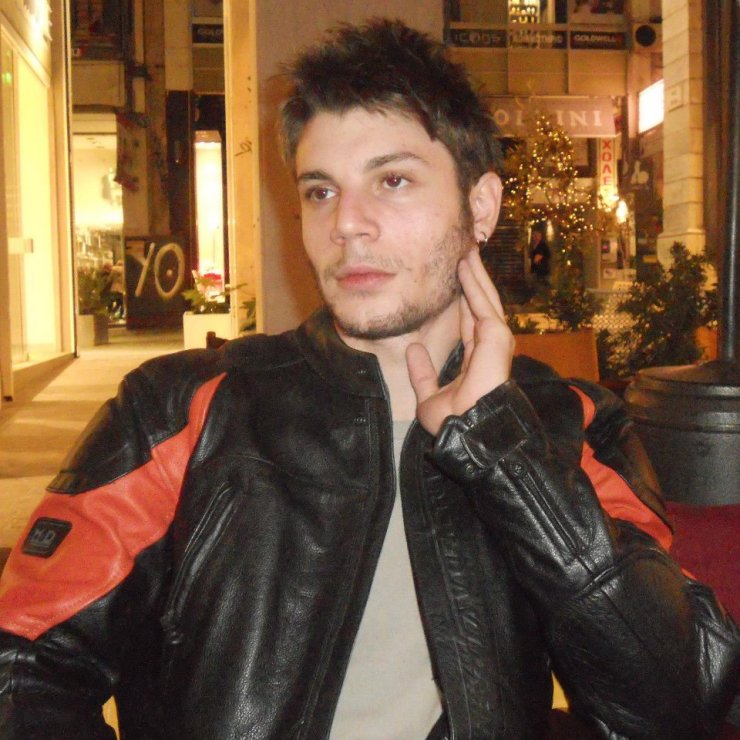 Ο Μανωλάκης από το “Καφέ της χαράς” και ο εθισμός του με τα ναρκωτικά!