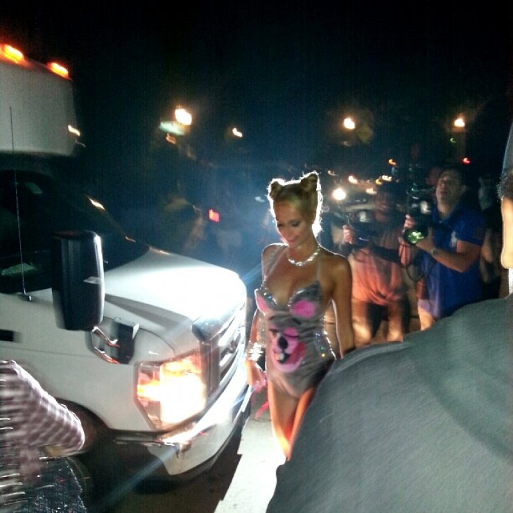 Paris Hilton: H καυτή εμφάνισή της στην έπαυλη του Playboy!!!