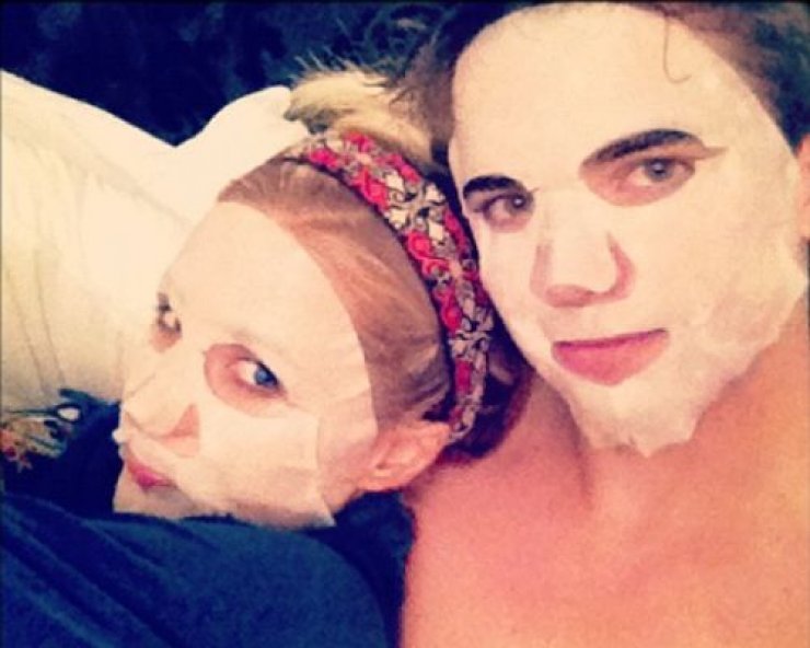 Δες τη Paris Hilton και το σύντροφό της με κρέμες προσώπου!