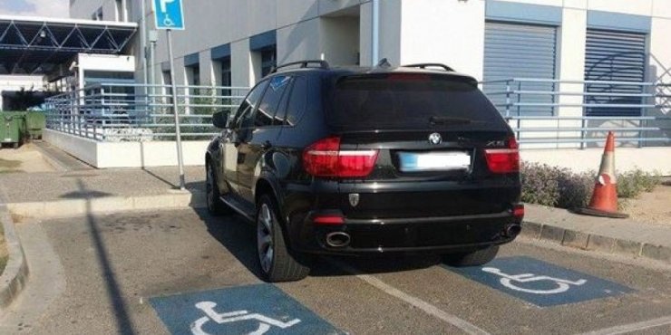 Πρόταση:Παρκάρεις σε χώρο αναπήρων; 1000 ευρώ και ρυμούλκηση