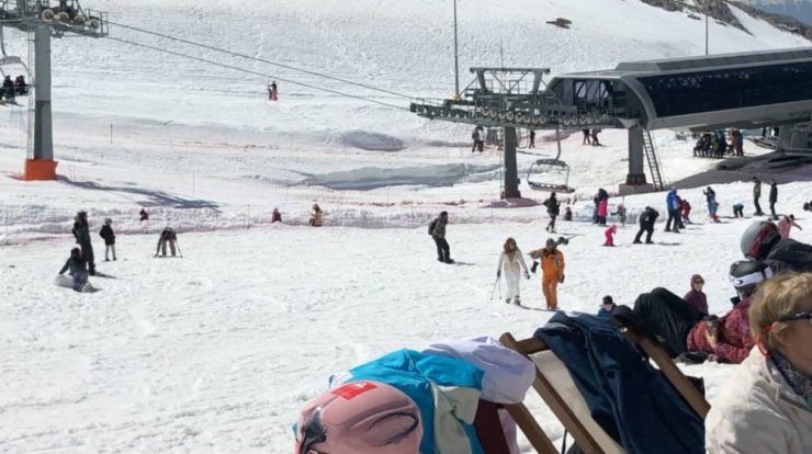 Επώνυμη Κύπρια απολαμβάνει σκι στον Παρνασσό! [εικόνες & βίντεο]