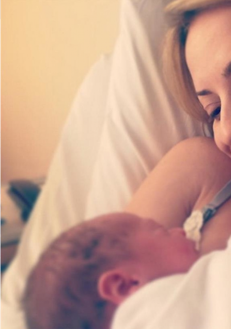 Η πρώτη φωτογραφία Ελληνίδας παρουσιάστριας μέσα από το μαιευτήριο μετά τη γέννηση του γιου της!