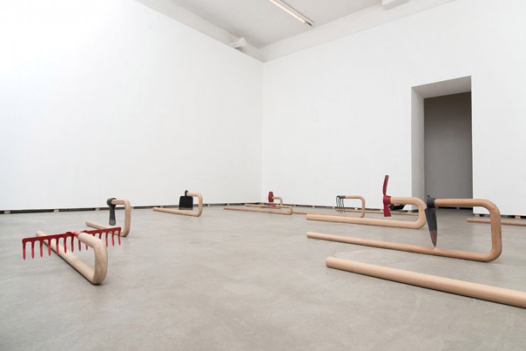 Μια έκθεση με παραμορφωμένα εργαλεία