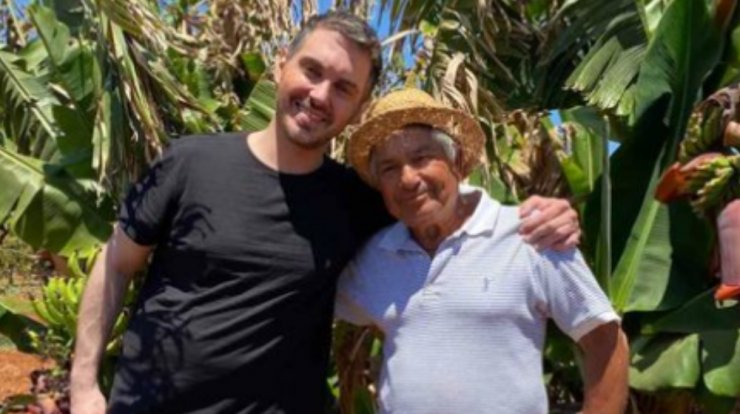 Μιχάλης Χατζηγιάννης: Στο χωράφι με τον πατέρα του να μιλούν κυπριακά και να ψάλλουν [βίντεο]