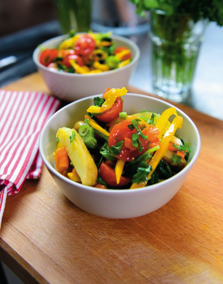 Πατατοσαλάτα με τοματίνια, πιπεριές και σοταρισμένο σπανάκι