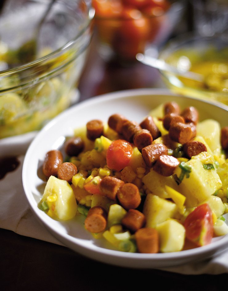 Πατατοσαλάτα ψιλοκομμένη με λαχανικά και λουκάνικα σοτέ με αρωματικό βούτυρο