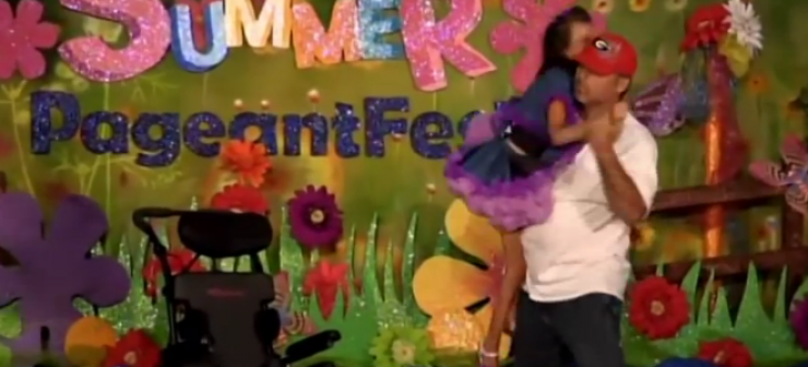 Πατέρας σηκώνει την κόρη του από το αναπηρικό καροτσάκι και χορεύει μαζί της 