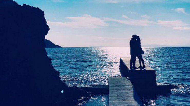 Ζευγάρι της ελληνικής showbiz παντρεύεται και το ανακοίνωσε on camera! [βίντεο]