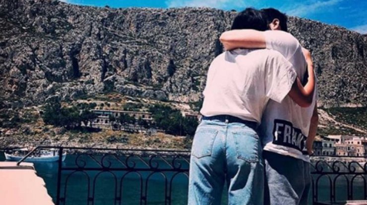 Κούκλος ηθοποιός της κυπριακής τηλεόρασης περιμένει το πρώτο του μωράκι και μας έδειξε τη φουσκωμένη κοιλίτσα της συντρόφου του! 