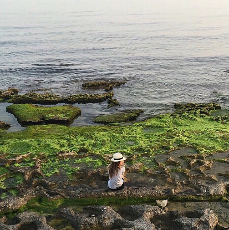 Ηθοποιός σε κυπριακή σειρά κάνει βουτιές στην Αγία Νάπα