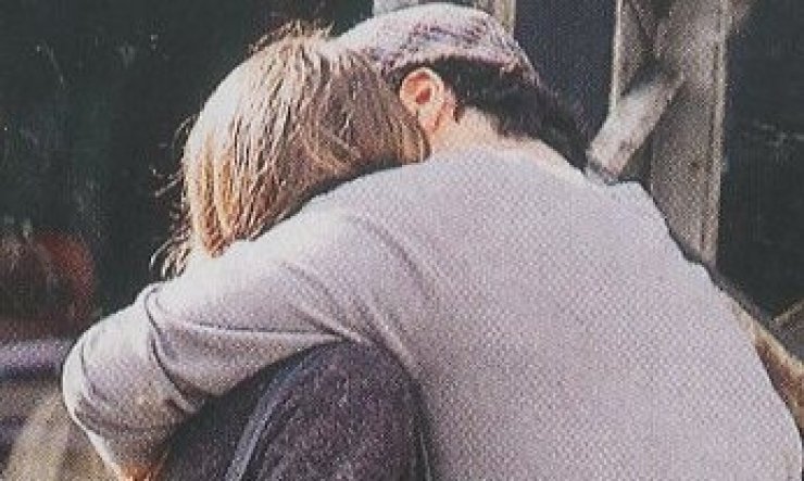 Πρωταγωνίστρια κυπριακής σειράς πιάστηκε αγκαλιά με το σύντροφό της στην Αθήνα