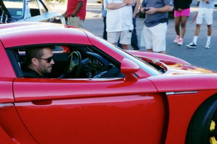 Ο Paul Walker χαμογελά στον οδηγό λίγο πριν την έκρηξη [φωτογραφίες]