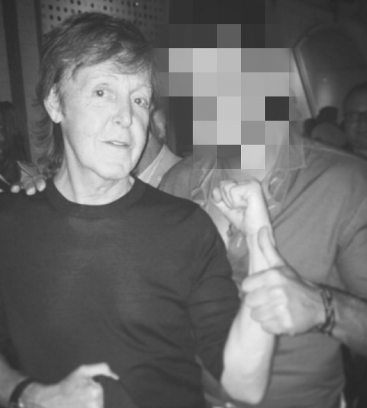 Ηθοποιός σε κυπριακή σειρά αγκαλιά με τον Paul McCartney των Beatles!